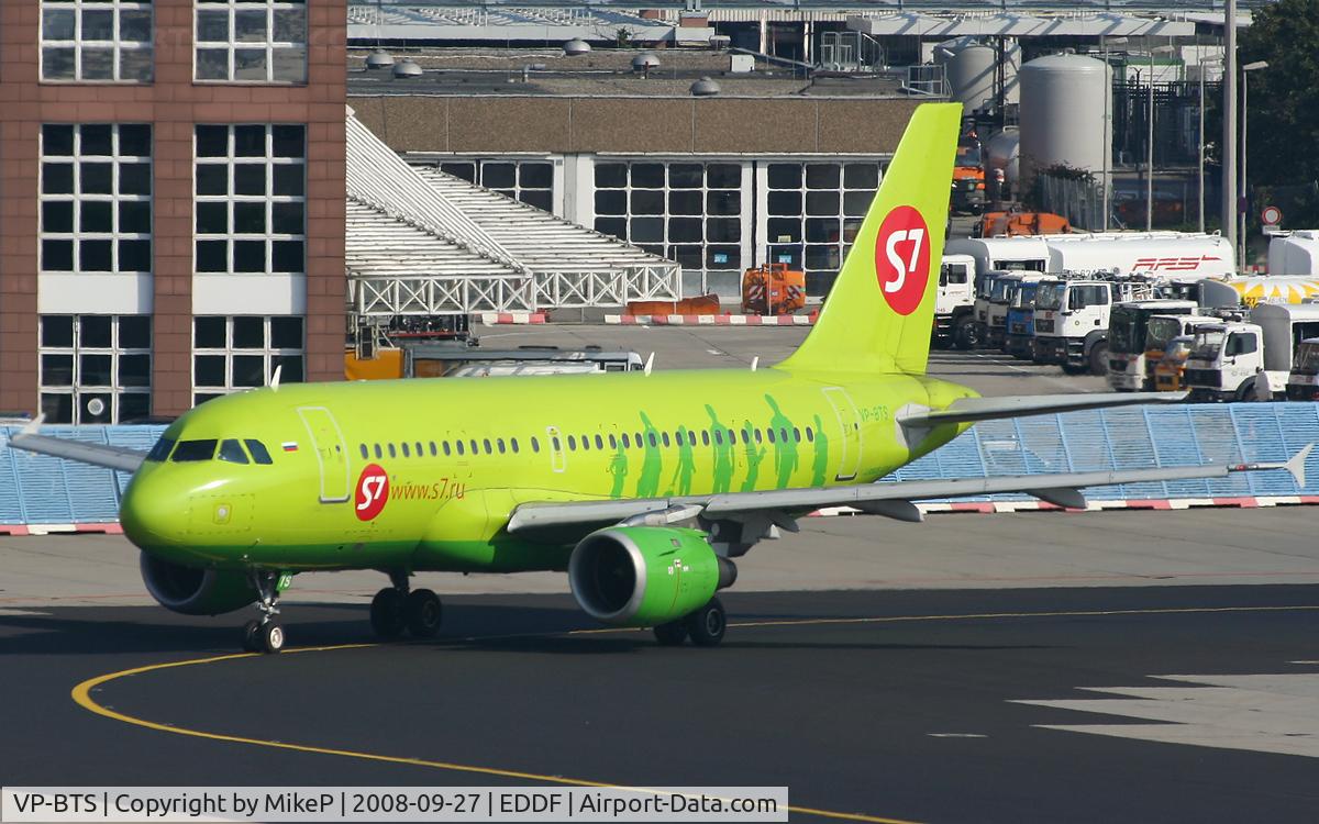 VP-BTS, 2000 Airbus A319-114 C/N 1164, Taxiing to gate on T2.