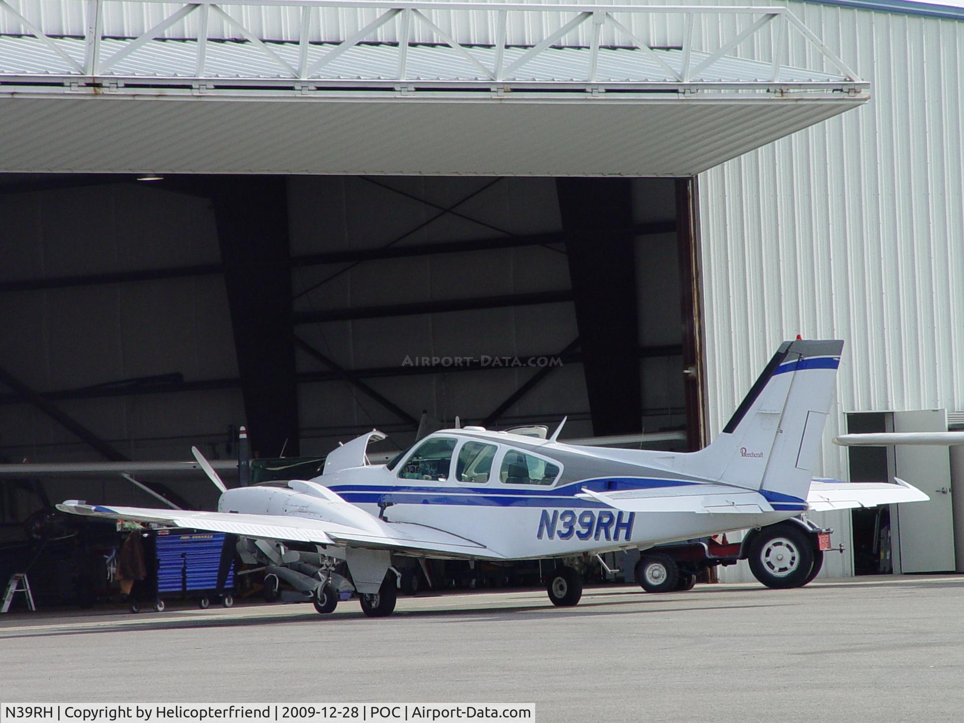 N39RH, 1977 Beech E-55 Baron C/N TE-1113, Parked at Howard Aviation