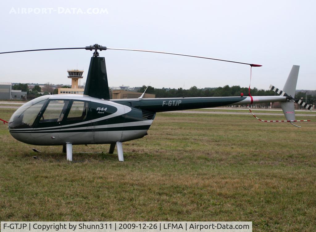 F-GTJP, Robinson R44 C/N 590, Parked in the grass...
