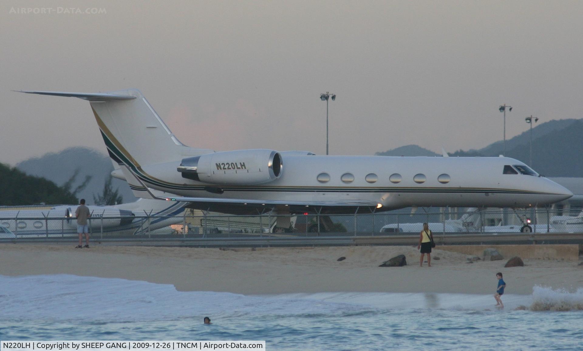 N220LH, 1987 Gulfstream Aerospace G-IV C/N 1054, N220LH at the tresh hold on runway 10 for departure