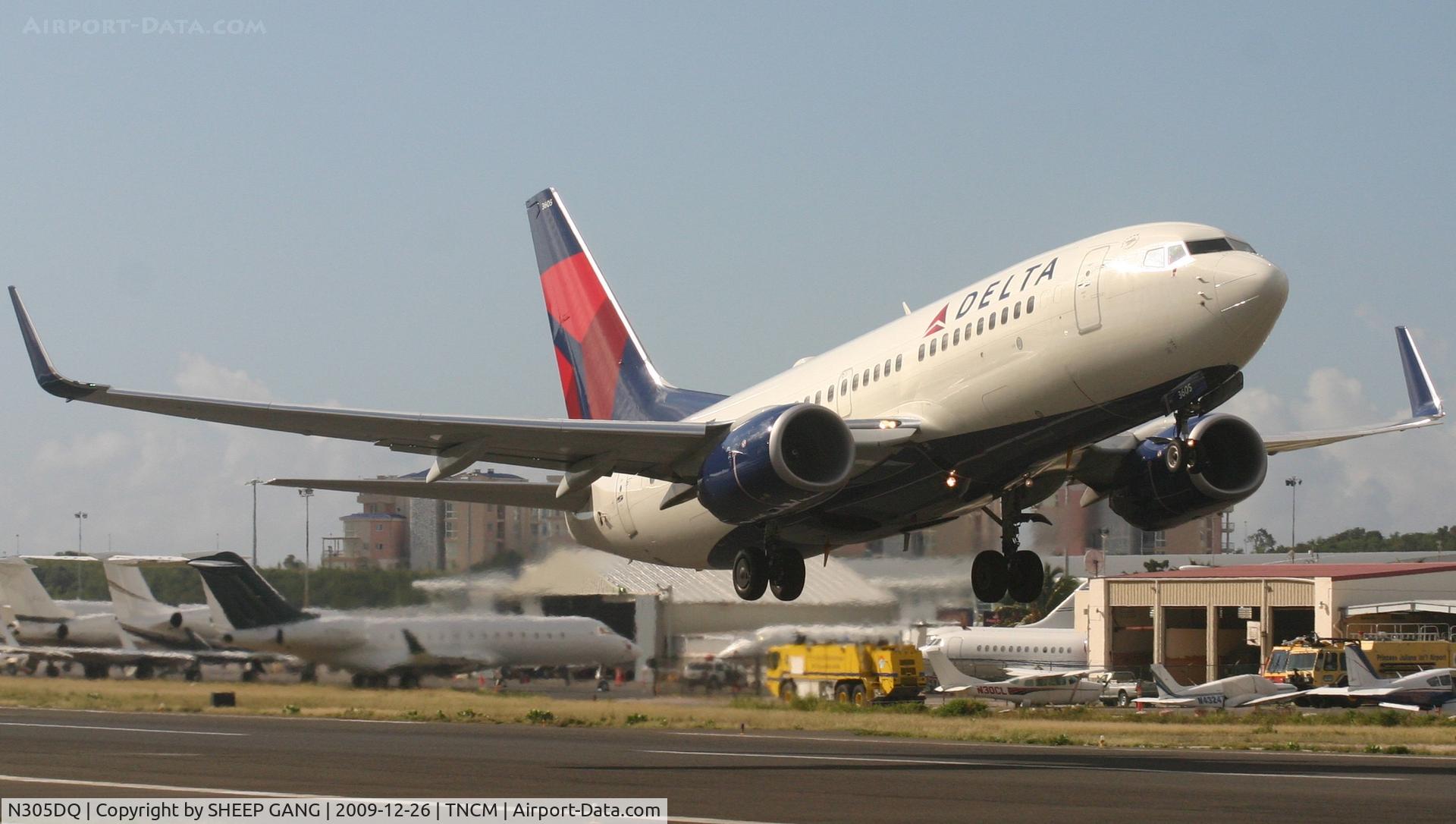 N305DQ, Boeing 737-732 C/N 29645, TAke off for the Delta N305DQ