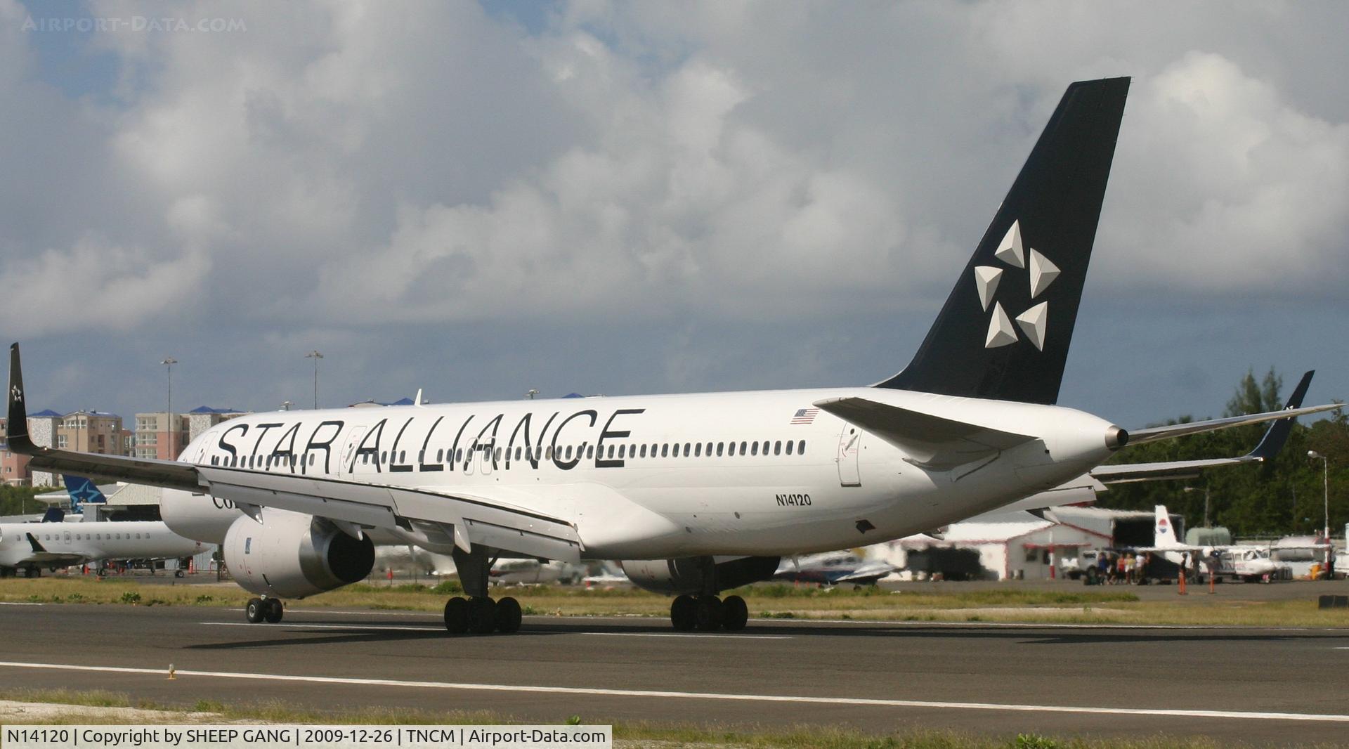 N14120, 1997 Boeing 757-224 C/N 27562, Continental N14120 back tracking on the runway for parking
