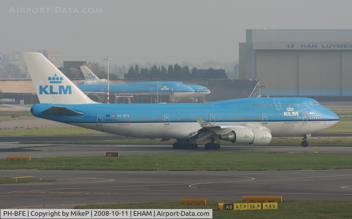 PH-BFE, 1990 Boeing 747-406BC C/N 24201, Lining up for departure.
