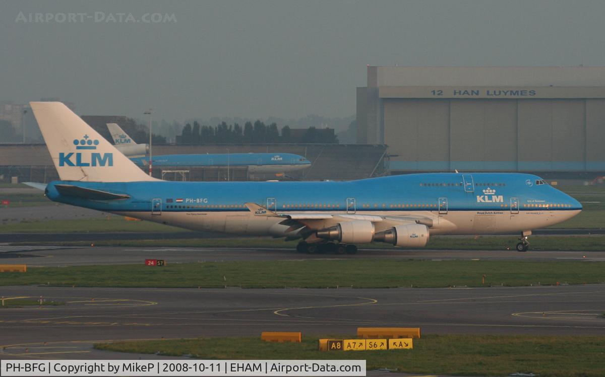 PH-BFG, 1990 Boeing 747-406 C/N 24517, Lining up for departure under the last light of day.
