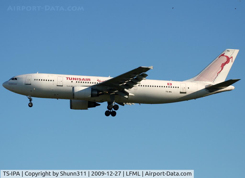 TS-IPA, 1990 Airbus A300B4-605R C/N 558, Landing rwy 31R in basic c/s...