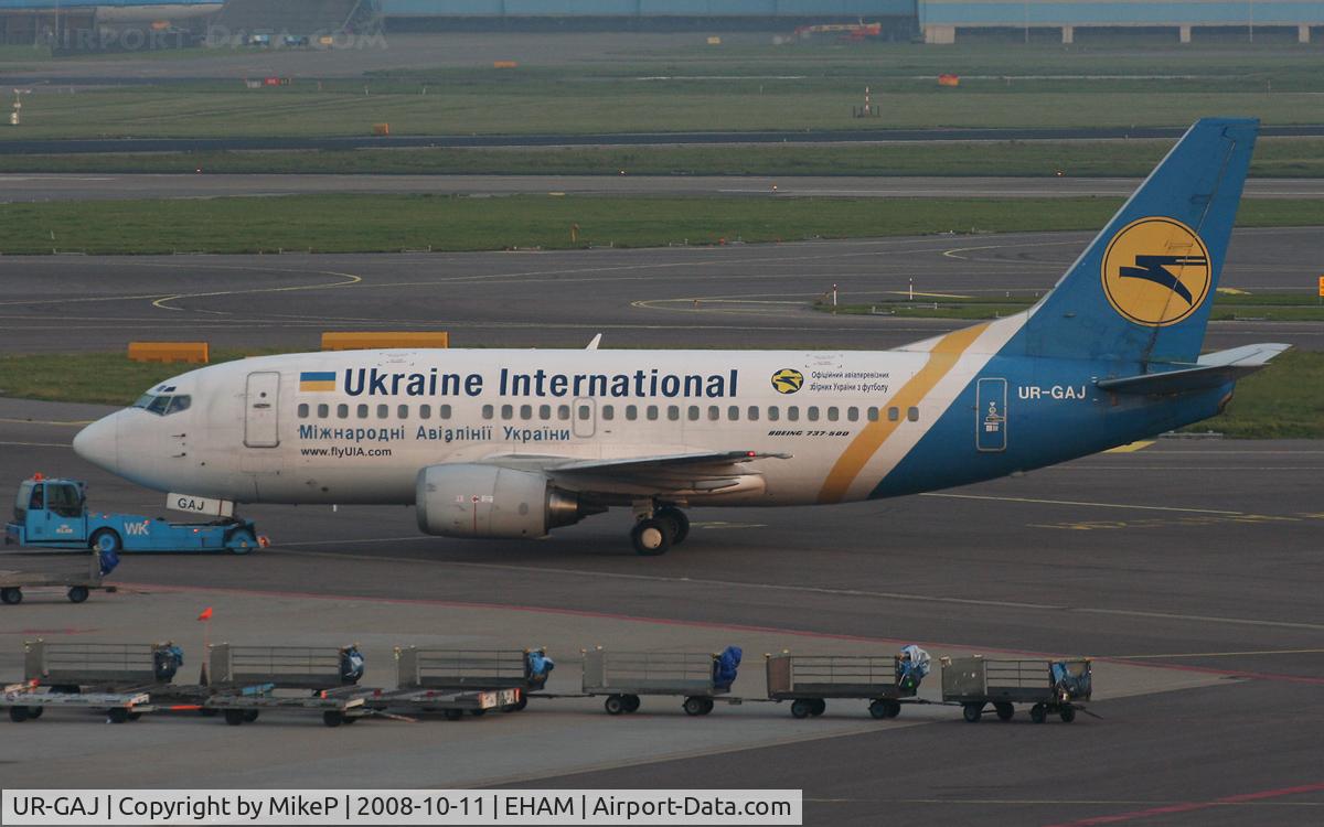 UR-GAJ, 1992 Boeing 737-5Y0 C/N 25192/2262, Pushing back in the twilight zone.