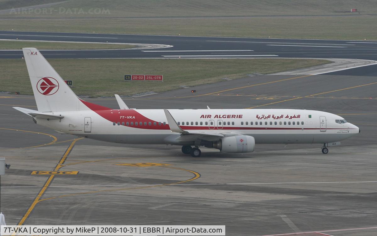 7T-VKA, 2005 Boeing 737-8D6 C/N 34164, Heading for the departure Runway.