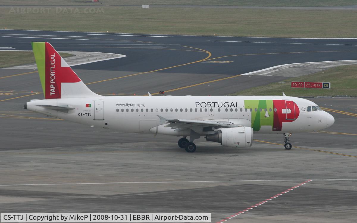 CS-TTJ, 1999 Airbus A319-111 C/N 979, Heading for the departure Runway.