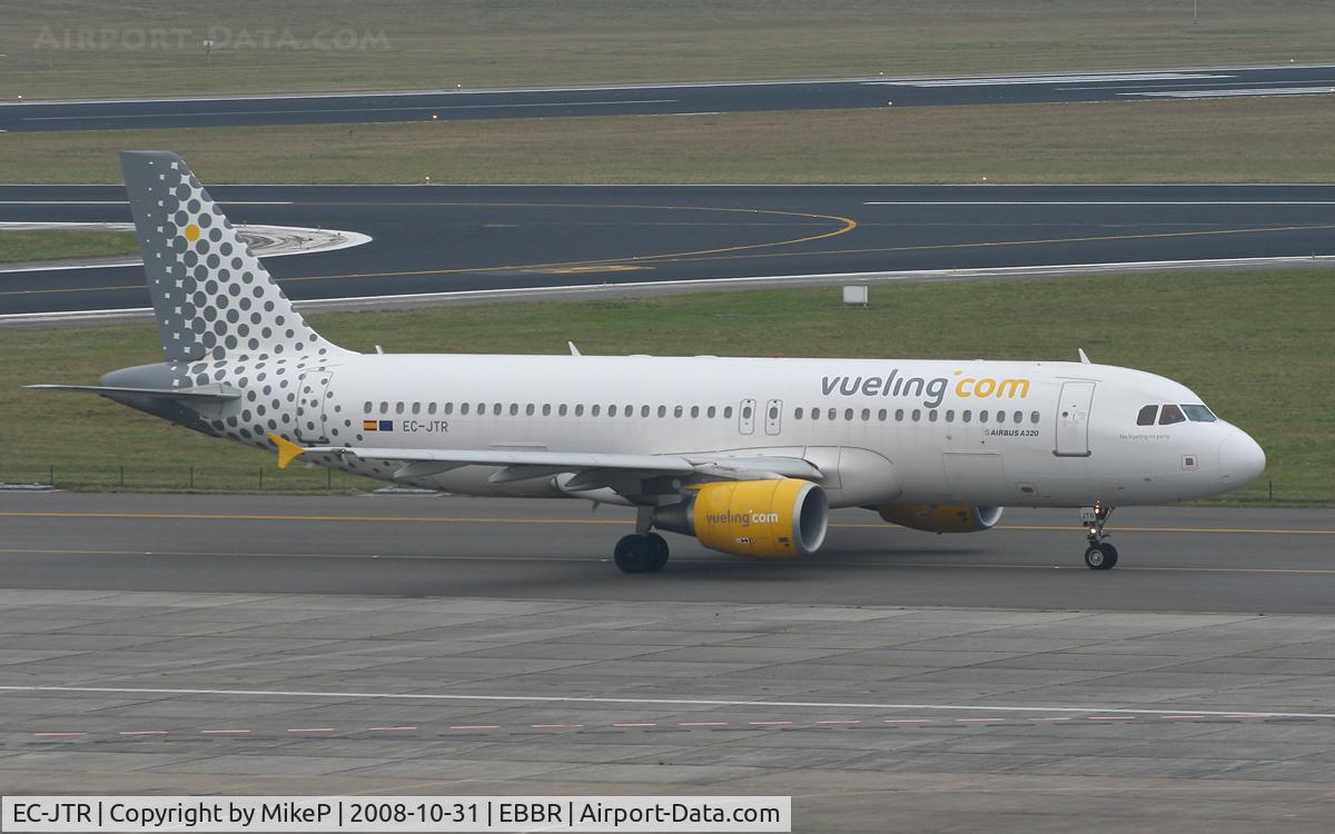 EC-JTR, 2006 Airbus A320-214 C/N 2798, Heading to 07R for departure.