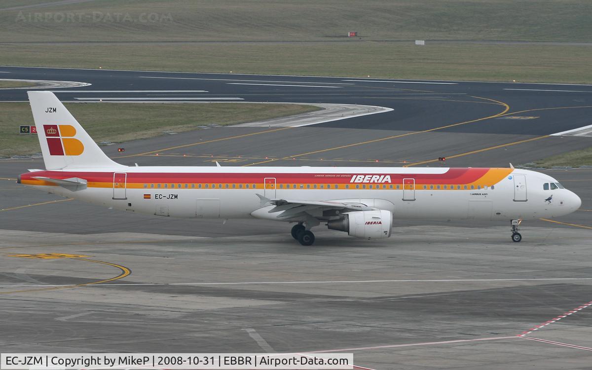 EC-JZM, 2007 Airbus A321-212 C/N 2996, Heading to 07R for departure.