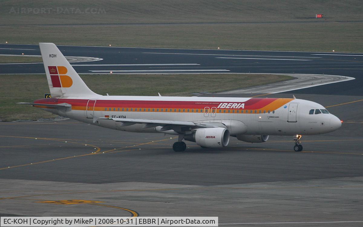 EC-KOH, 2004 Airbus A320-214 C/N 2248, Heading to 07R at dusk for departure.