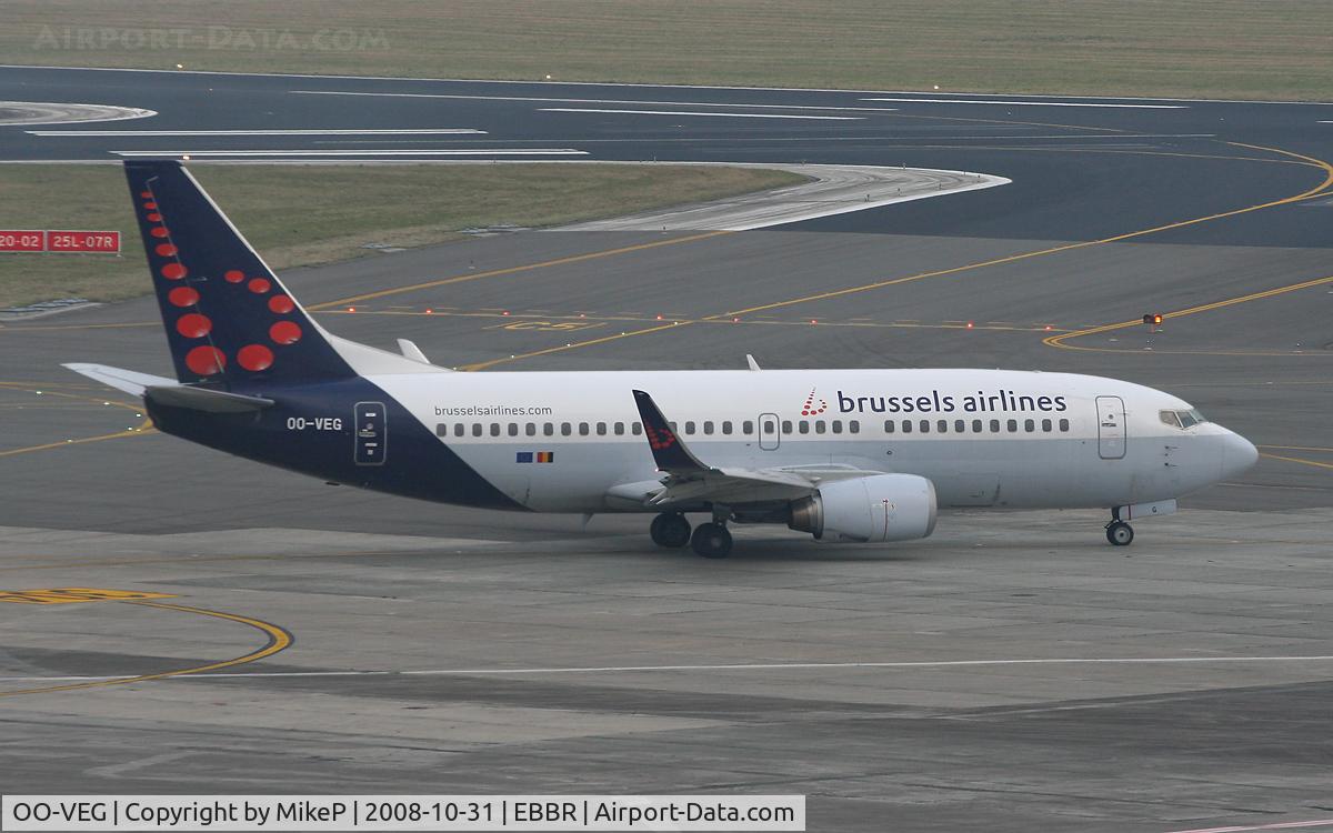 OO-VEG, 1998 Boeing 737-36N C/N 28568, Heading to 07R for departure.