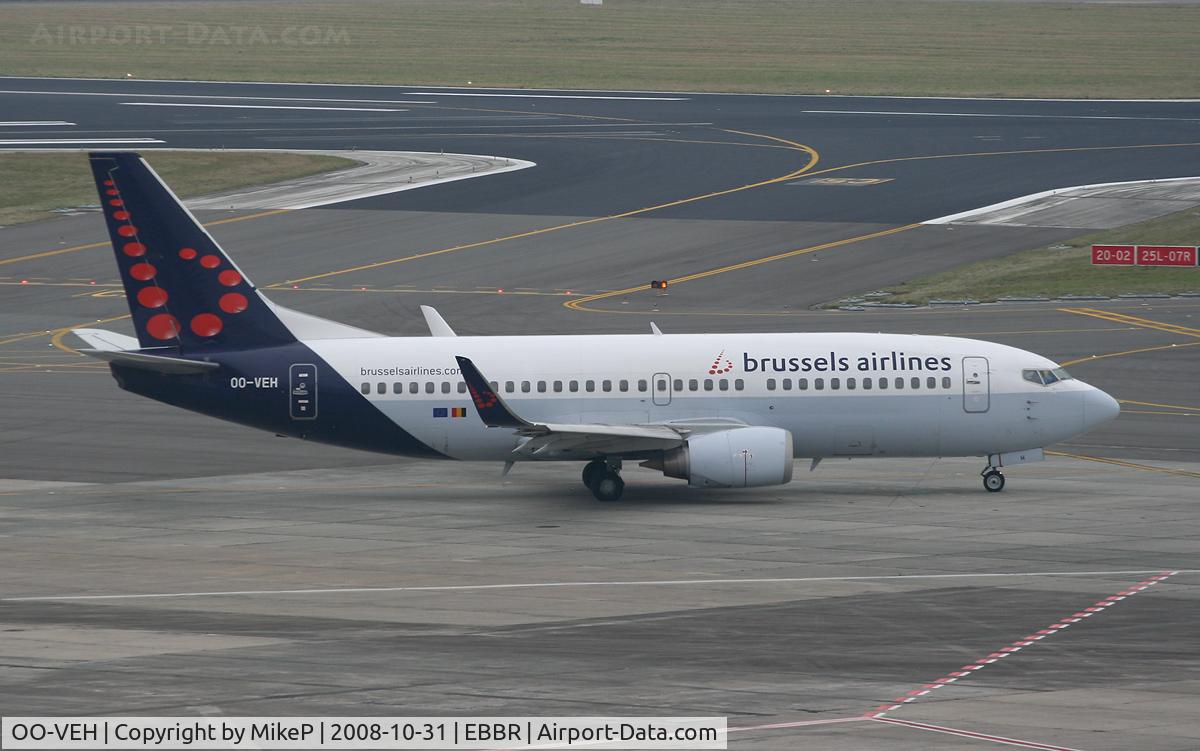 OO-VEH, 1998 Boeing 737-36N C/N 28571, Heading to 07R for departure.