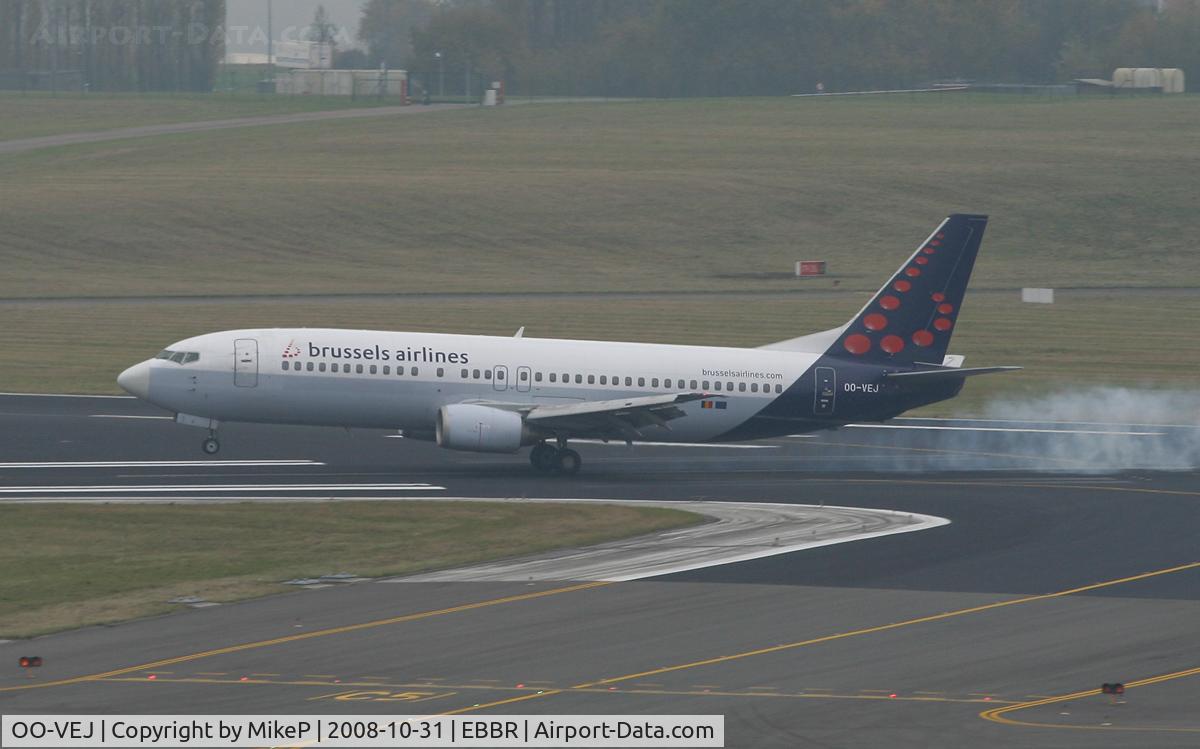 OO-VEJ, 1989 Boeing 737-405 C/N 24271, Touchdown on Runway 02.