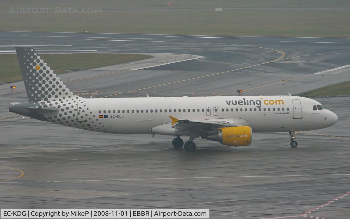 EC-KDG, 2007 Airbus A320-214 C/N 3095, Heading to 07R for departure.
