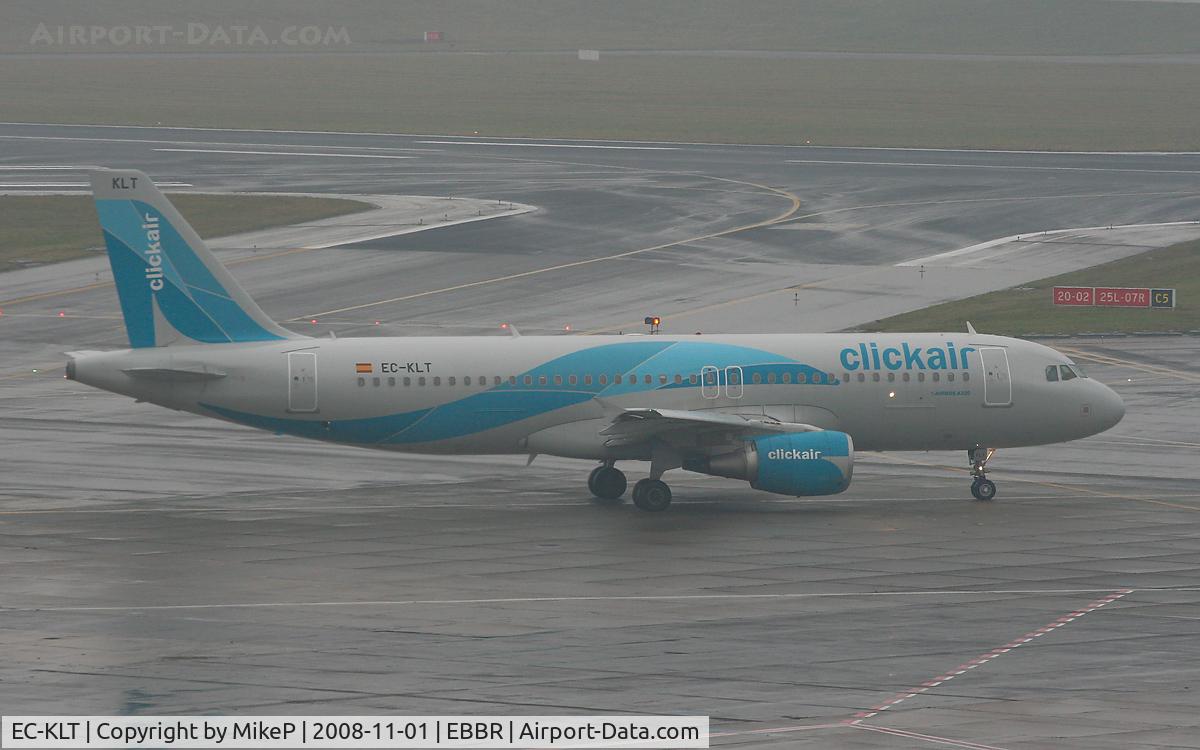 EC-KLT, 2007 Airbus A320-216 C/N 3376, Heading to 07R for departure.