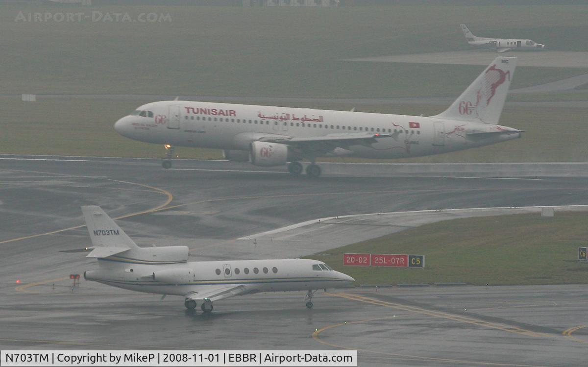 N703TM, 1991 Dassault-breguet Falcon 50 C/N 218, Heading for departure in the pouring rain.