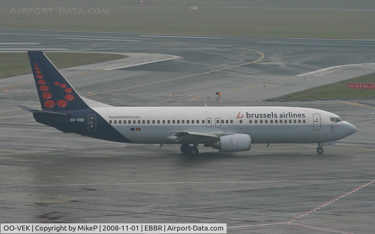 OO-VEK, 1989 Boeing 737-405 C/N 24270, Heading to 07R for departure.