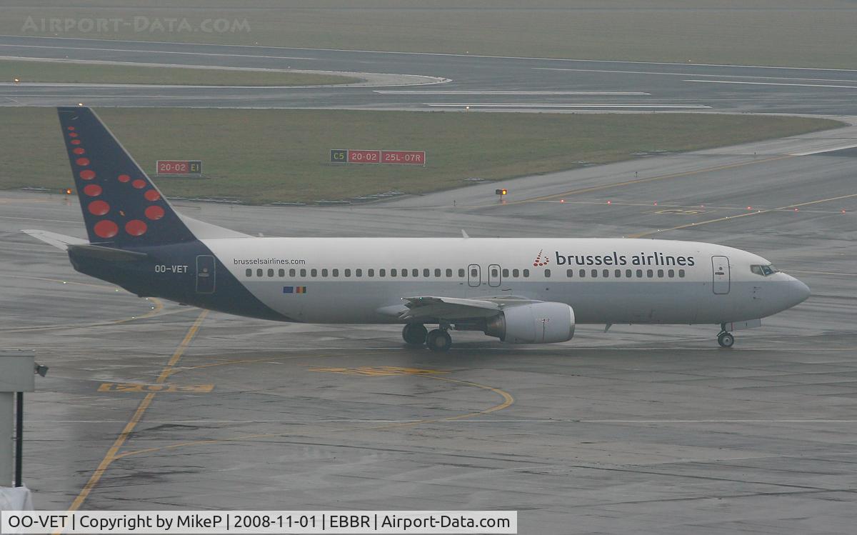 OO-VET, 1998 Boeing 737-4Q8 C/N 28202, Heading to 07R for departure.