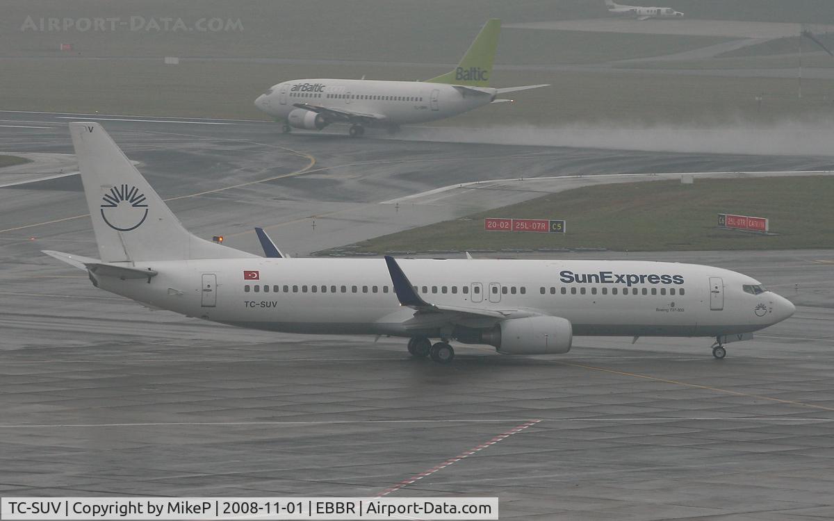 TC-SUV, 2001 Boeing 737-86N C/N 30807, Heading to 07R for departure.