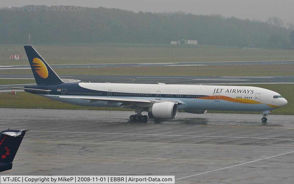 VT-JEC, 2007 Boeing 777-35R/ER C/N 35159, Heading to 07R for departure.