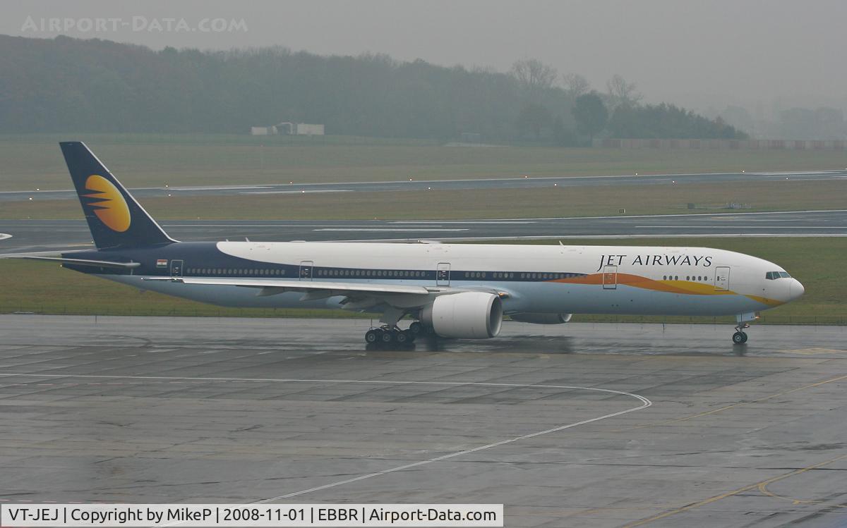 VT-JEJ, 2007 Boeing 777-35R/ER C/N 35161, Heading to 07R for departure.