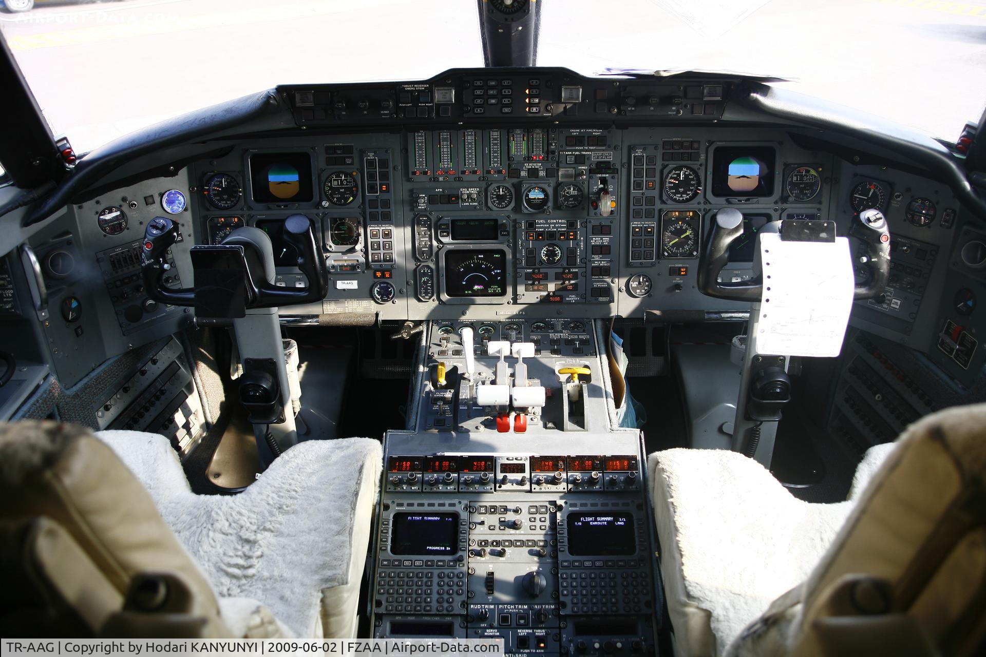 TR-AAG, 1990 Canadair Challenger 601-3A (CL-600-2B16) C/N 5071, Vue du cockpit, toujours à Kinshasa