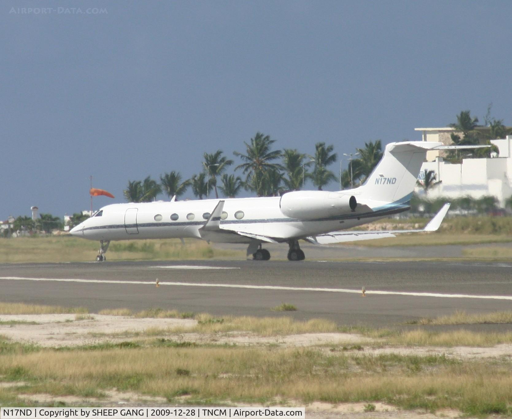 N17ND, 1997 Gulfstream Aerospace Gulfstream V C/N 518, Taxing on to the active runway from the main ramp tru taxi way Charlie