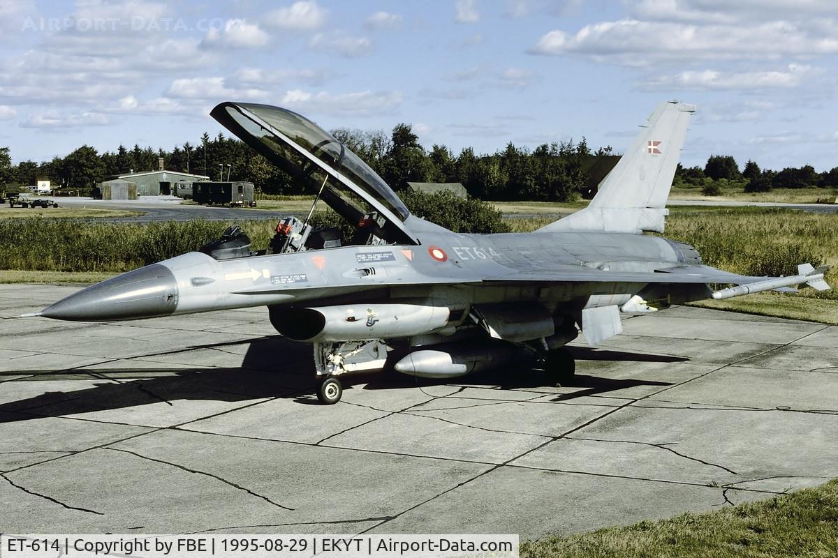 ET-614, 1980 SABCA F-16B Fighting Falcon C/N 6G-11, waiting for the crew