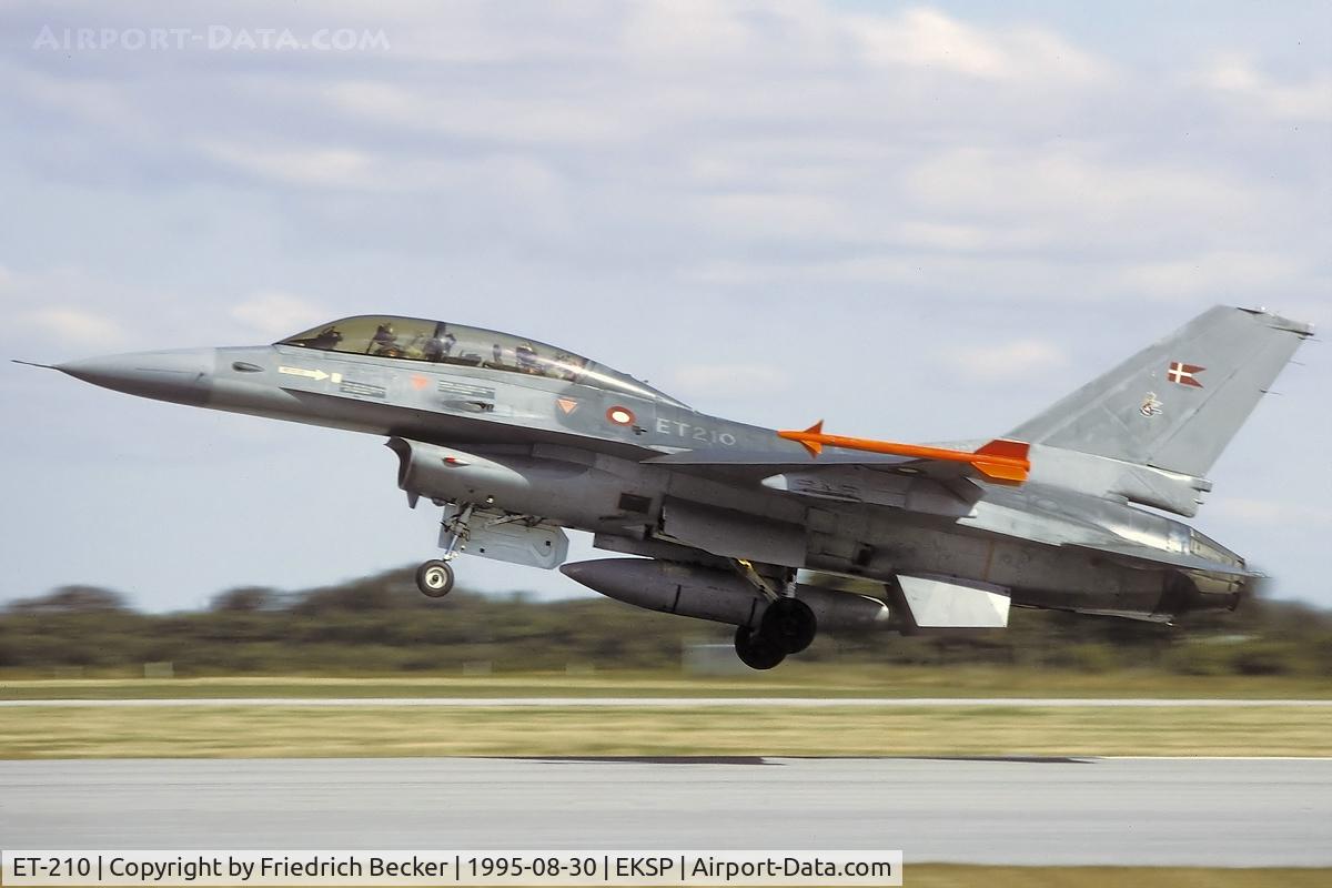 ET-210, 1981 SABCA F-16B Fighting Falcon C/N 6G-7, moments prior touchdown the backseater friendly waves to the photographer