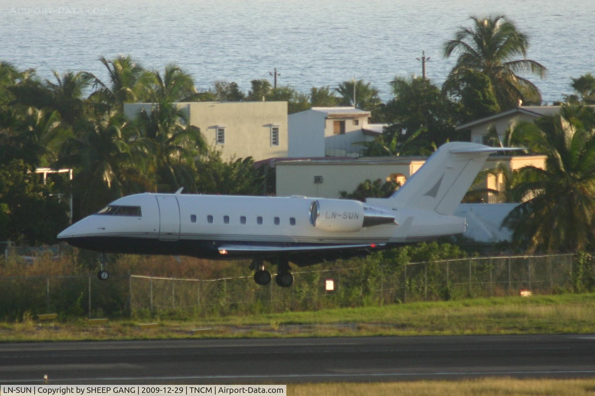 LN-SUN, 2001 Bombardier Challenger 604 (CL-600-2B16) C/N 5517, LN-SUN landing on runway 10 late in the afternoon