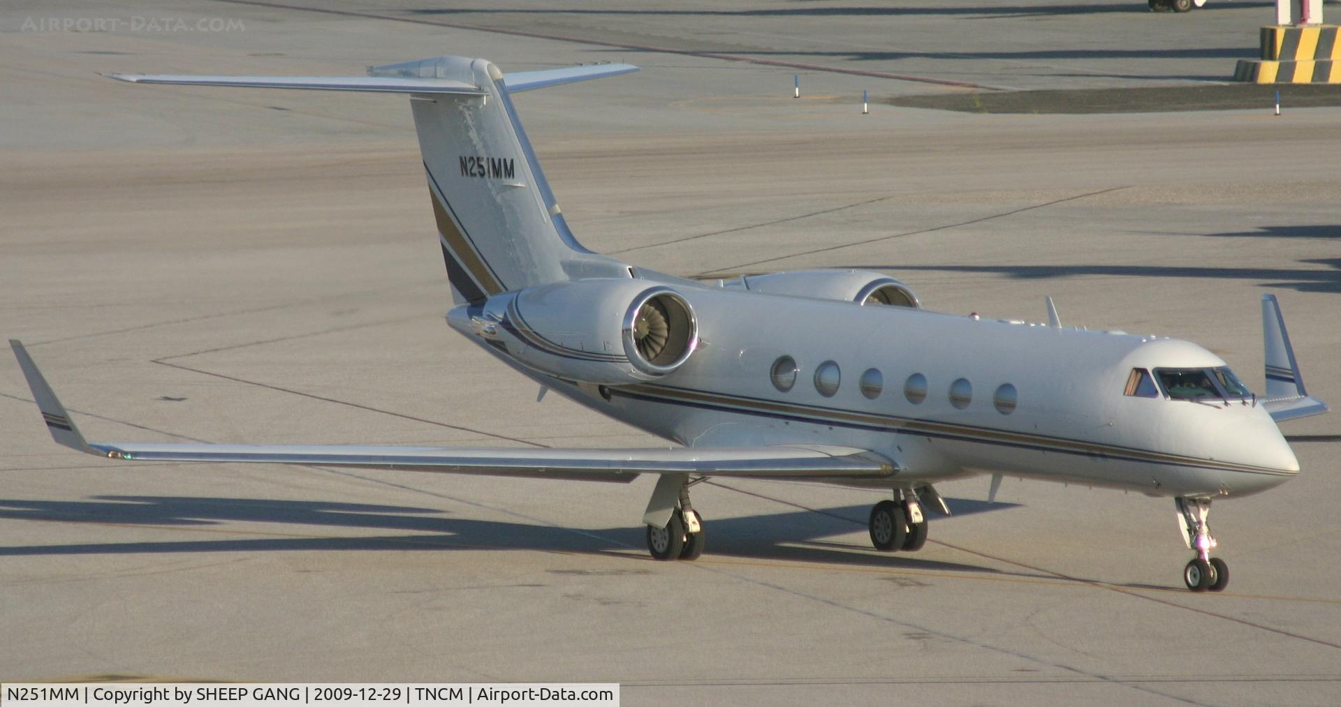 N251MM, 2002 Gulfstream Aerospace G-IV SP C/N 1495, N251MM taxing on the taxi way to the holding point Alpha befor take off
