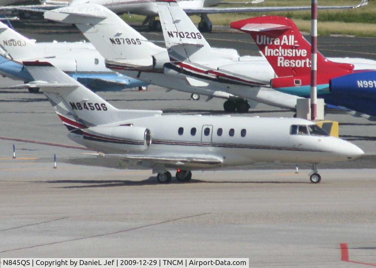 N845QS, 2001 Raytheon Hawker 800XP C/N 258545, N845QS taxing on the ramp for parking