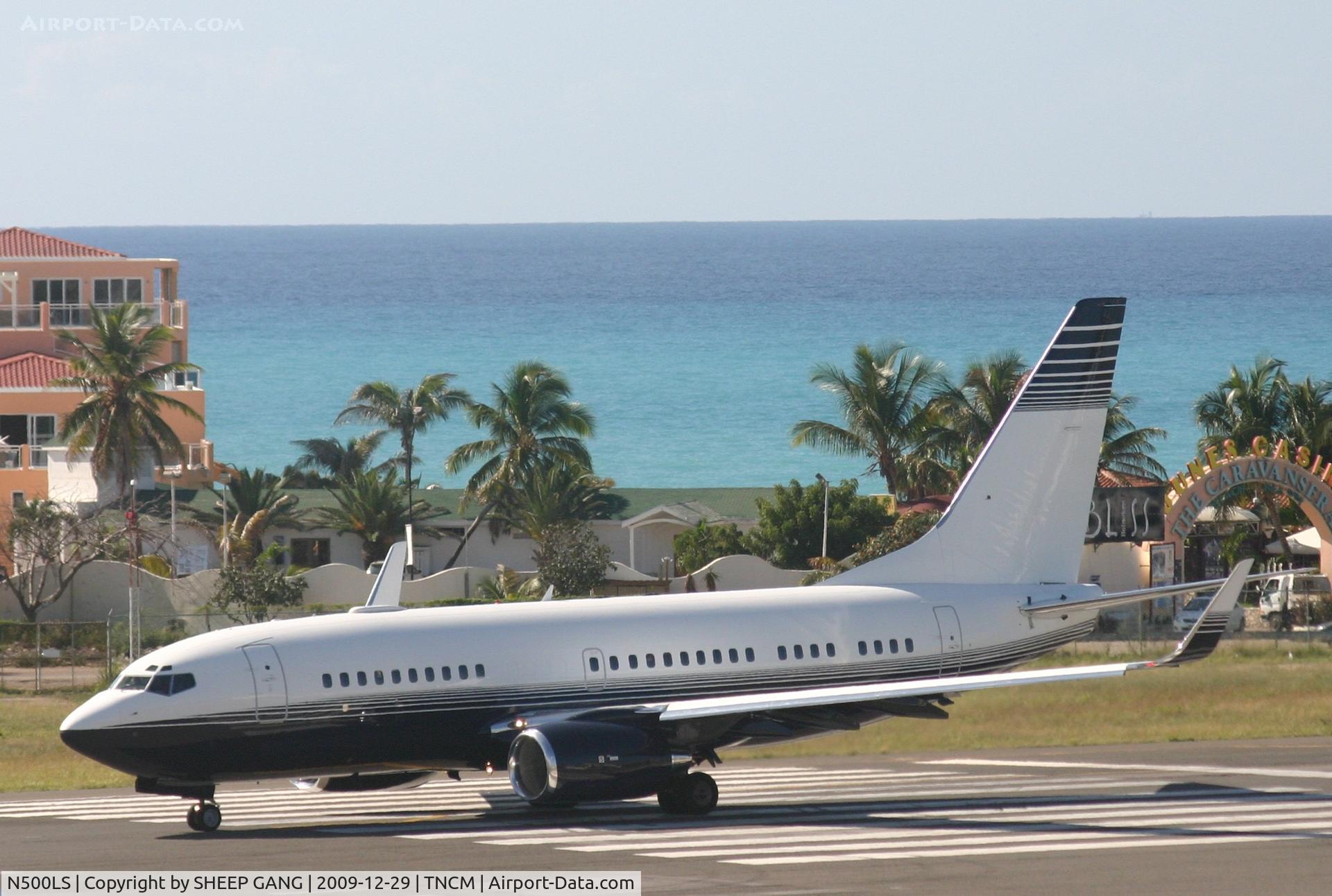 N500LS, 1999 Boeing 737-73T C/N 29054, N500LS at the tresh hold befor take off