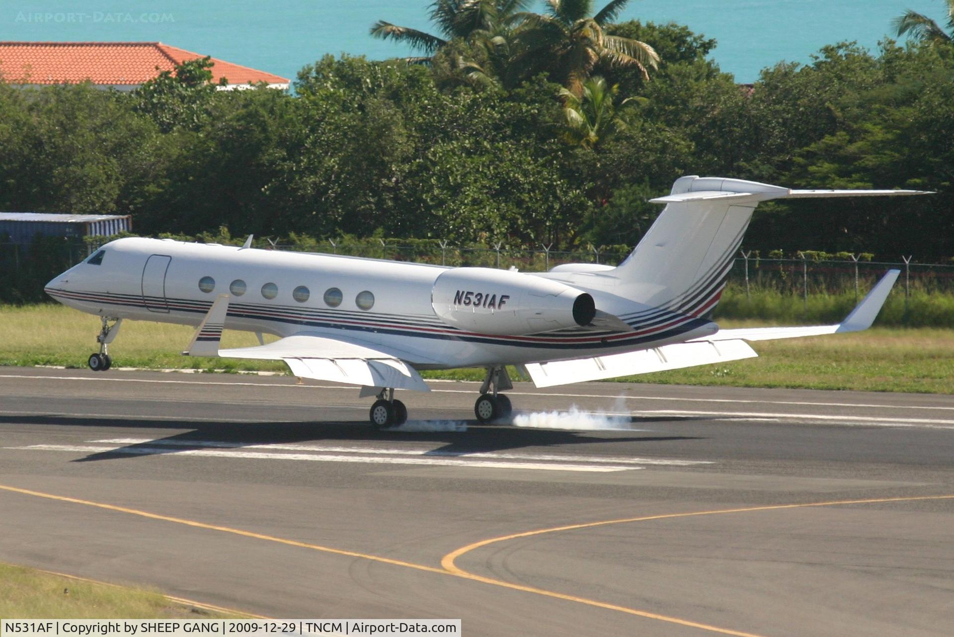 N531AF, 1997 Gulfstream Aerospace G-V C/N 531, N531AF landing at tncm