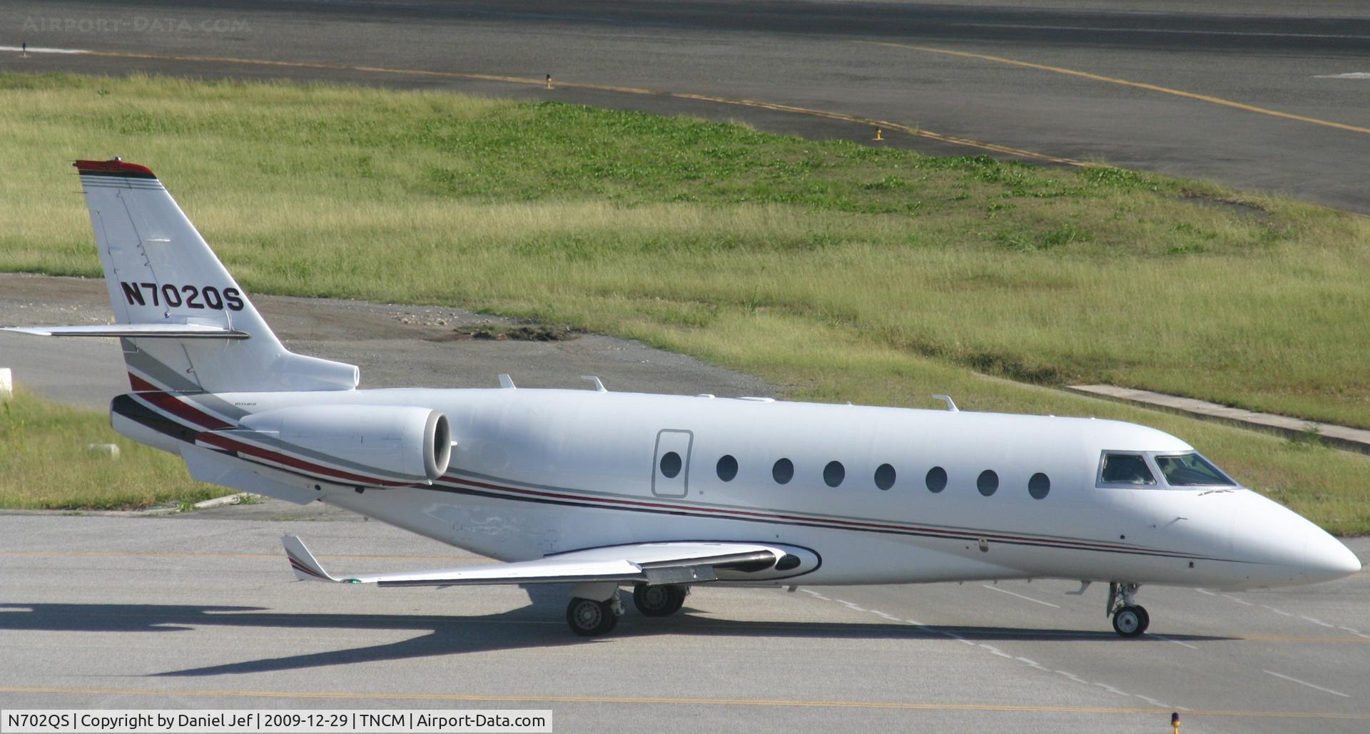 N702QS, 2002 Israel Aircraft Industries GULFSTREAM 200 C/N 070, N702QS taxing on the taxi way to Alpha