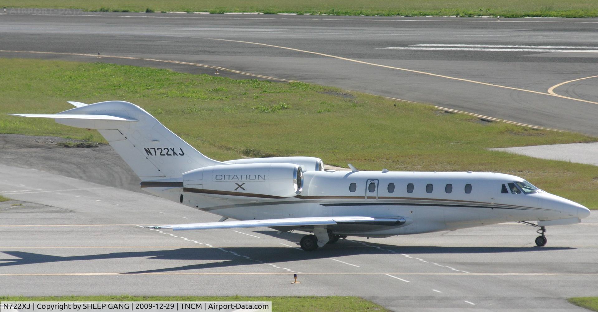 N722XJ, 2004 Cessna 750 Citation X C/N 750-0222, N722XJ taxing on the taxi way to Alpha