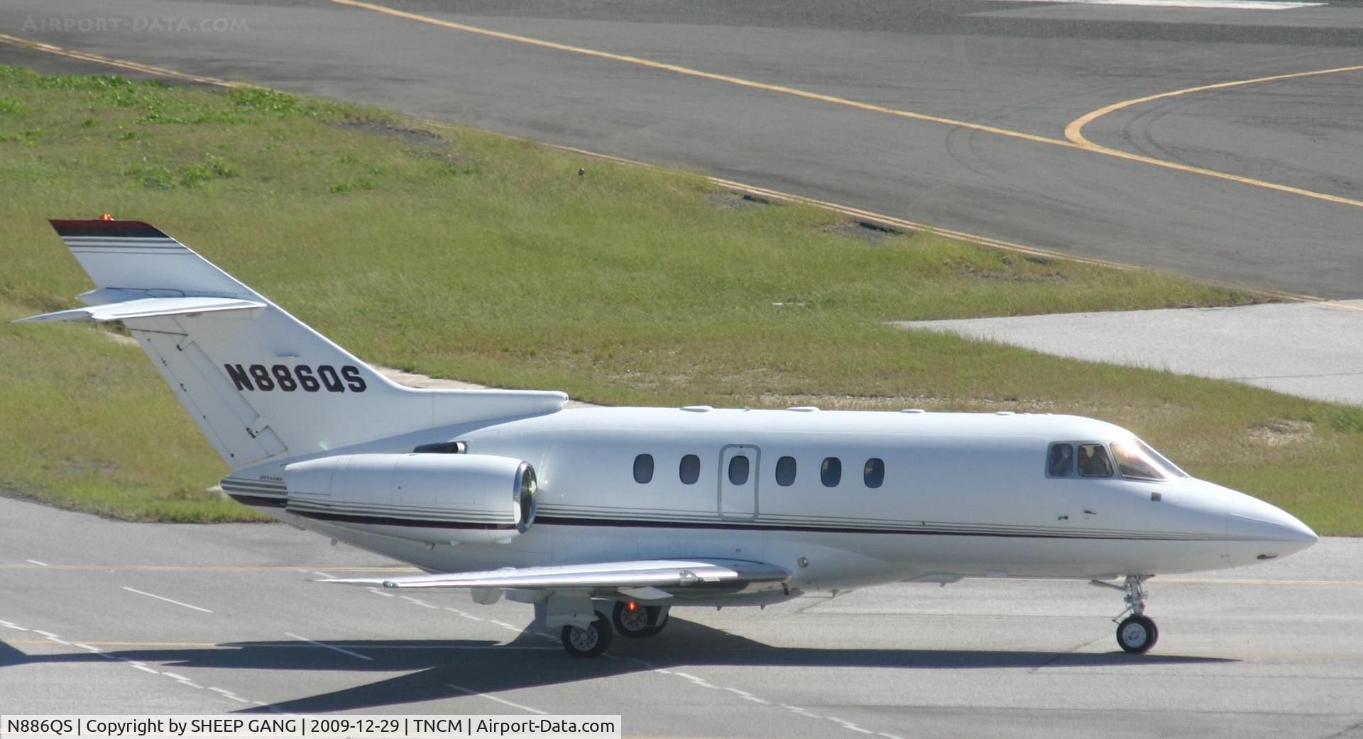N886QS, 2000 Raytheon Hawker 800XP C/N 258486, N886QS taxing to bravo after making the wrong turn on the main ramp. they get a next chance