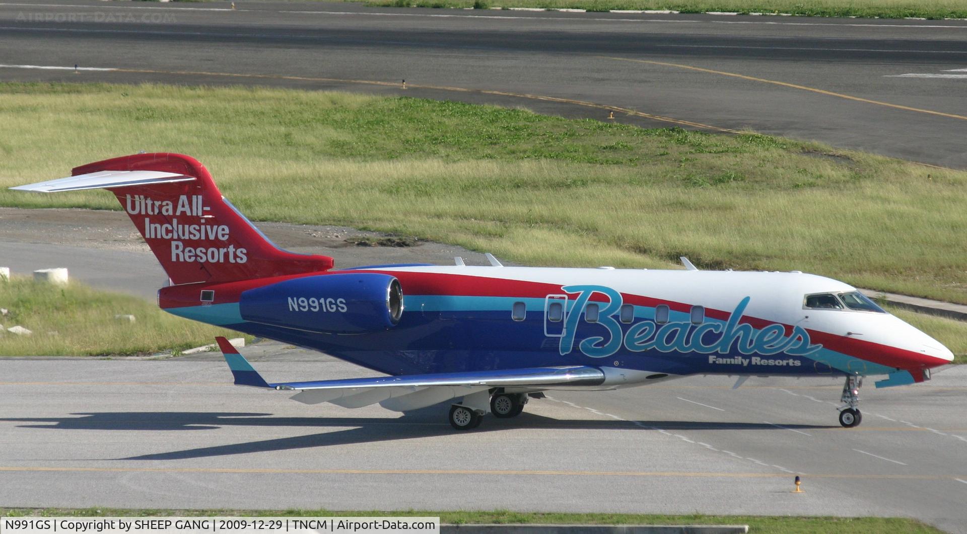 N991GS, 2006 Bombardier Challenger 300 (BD-100-1A10) C/N 20099, N991GS taxing to the holding point Alpha for take off. looking good