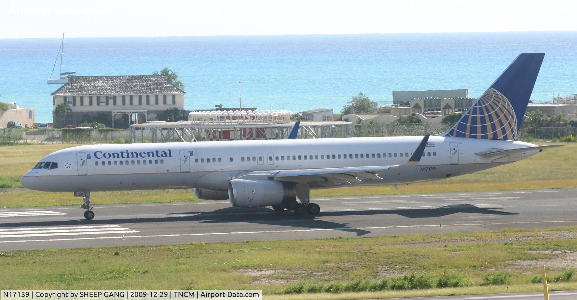 N17139, 2000 Boeing 757-224 C/N 30352, Continental N17139 departing on runway 10