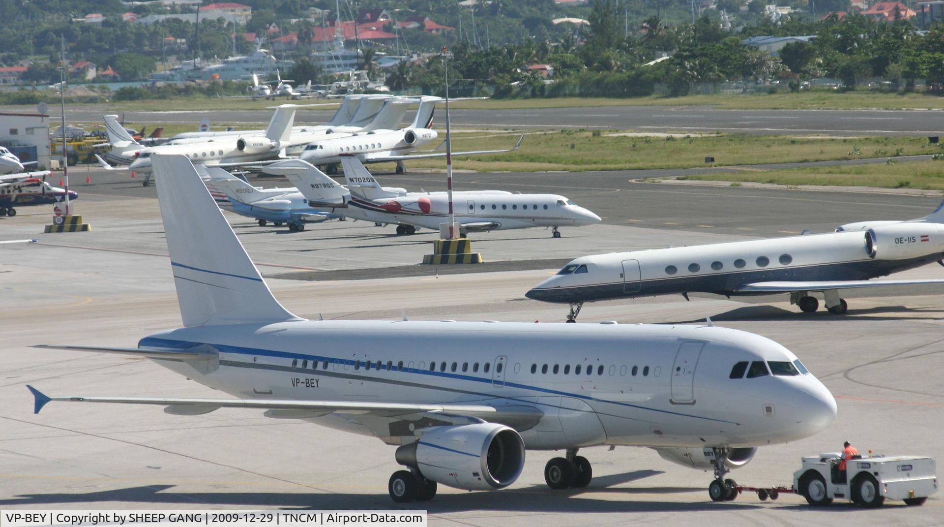 VP-BEY, 2006 Airbus A319-115CJ C/N 2675, VP-BEy being push back by ground crew