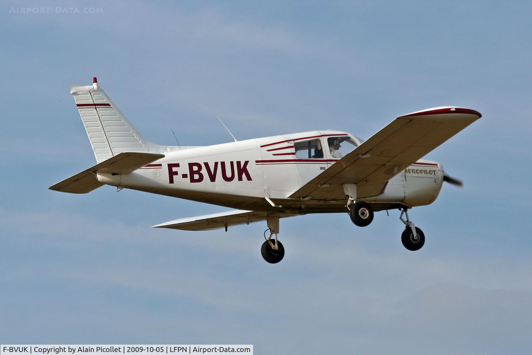 F-BVUK, Piper PA-28-140 Cherokee C/N 28-7425262, landing at LFPN