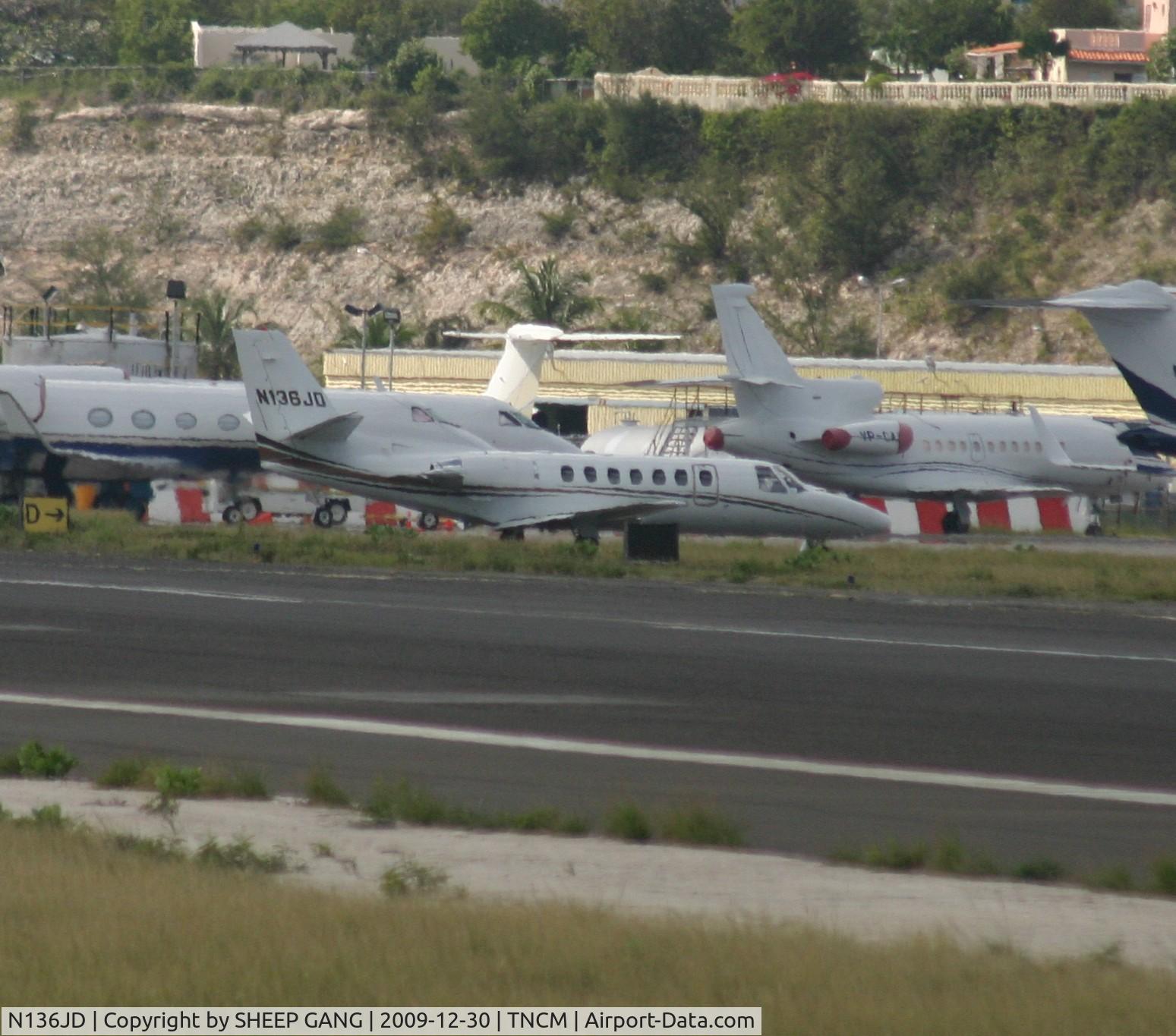 N136JD, 1995 Cessna 560 Citation Ultra C/N 560-0293, N136JD taxing via the taxi way to the the main ramp