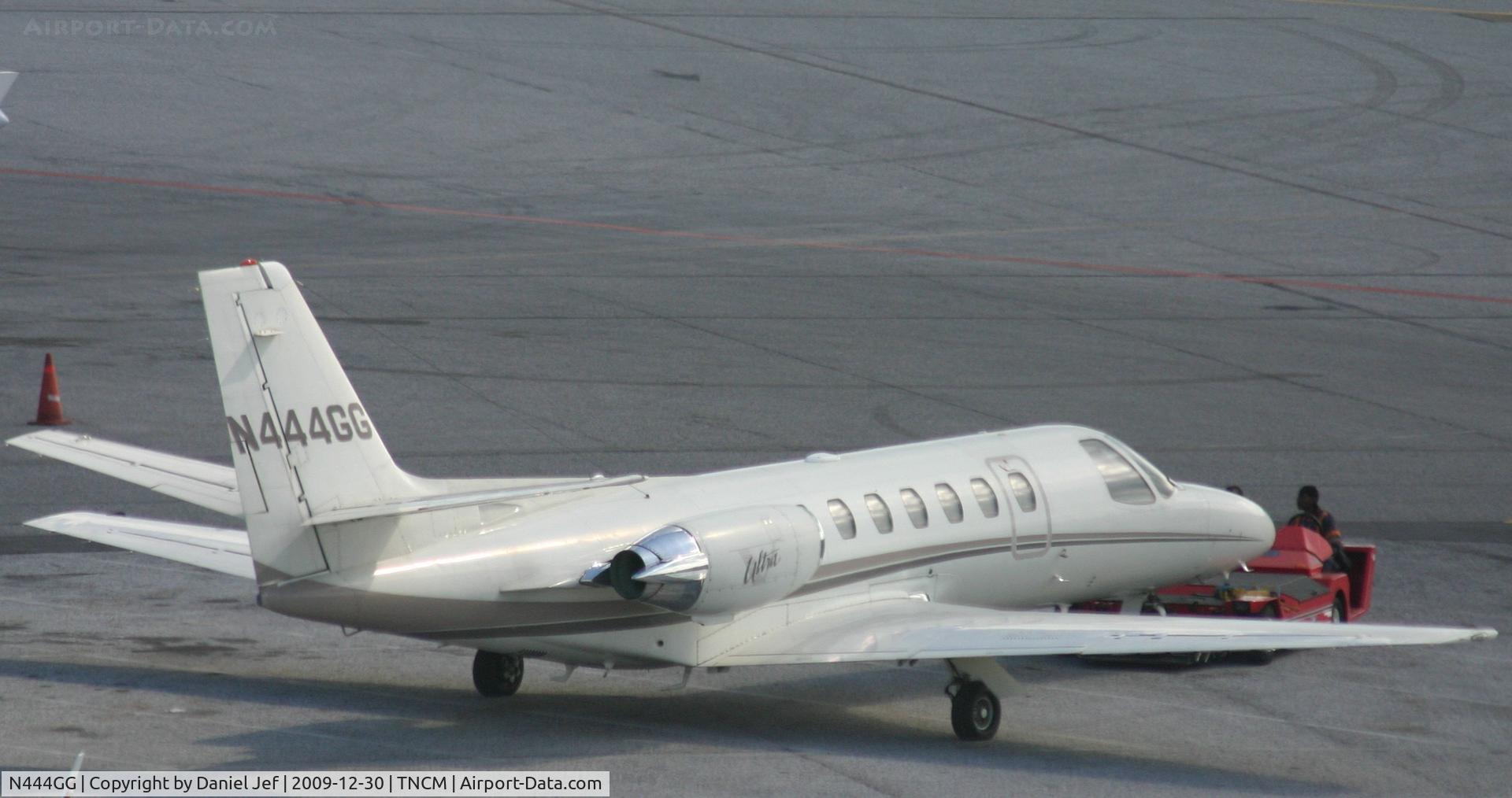 N444GG, 1994 Cessna 560 C/N 560-0262, N444GG park at the main ramp