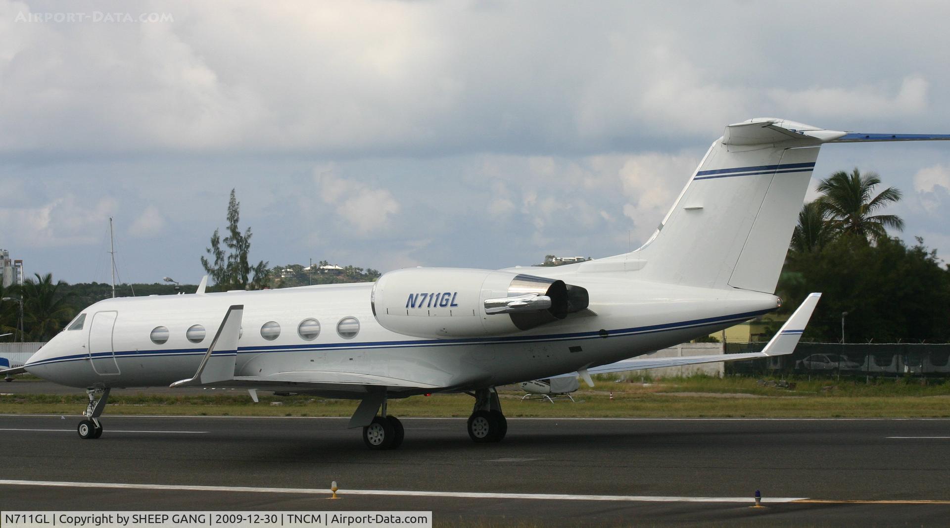 N711GL, 1990 Gulfstream Aerospace G-IV C/N 1130, N711GL back tracking the active for parking