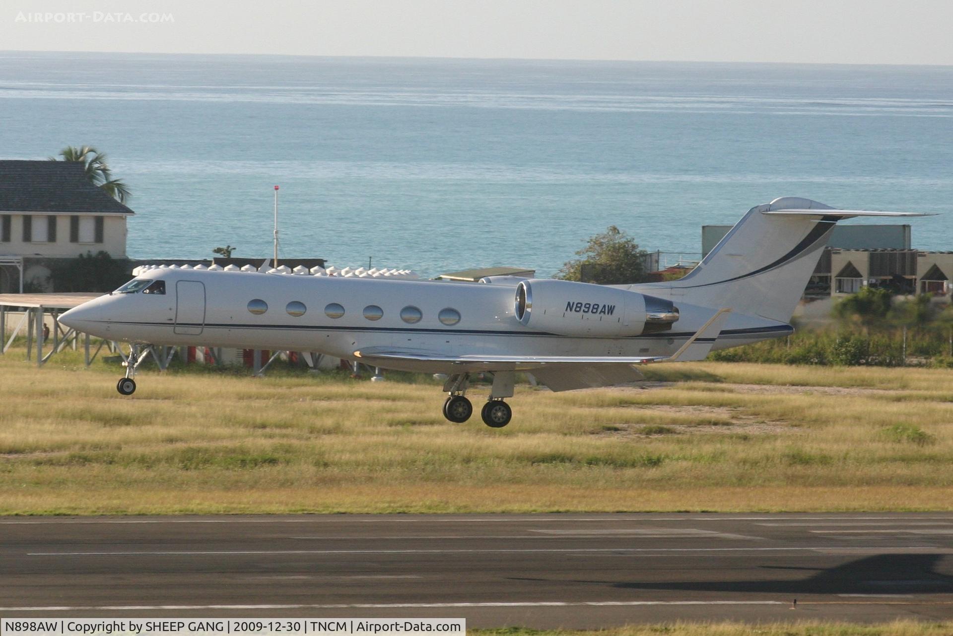 N898AW, 1996 Gulfstream Aerospace G-IV C/N 1283, N898AW landing at TNCM
