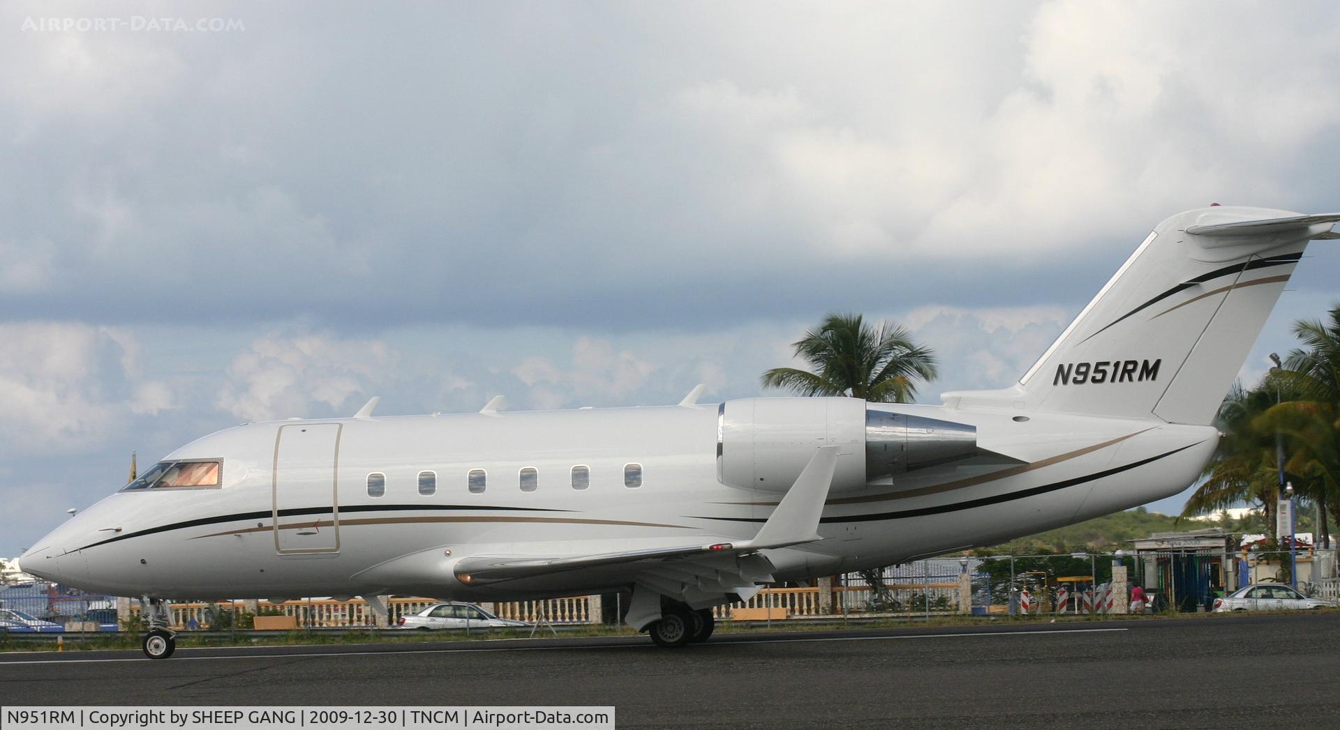 N951RM, 1985 Canadair Challenger 601 (CL-600-2A12) C/N 3042, N951RM landed at TNCM for the first time and back traking the active for parking