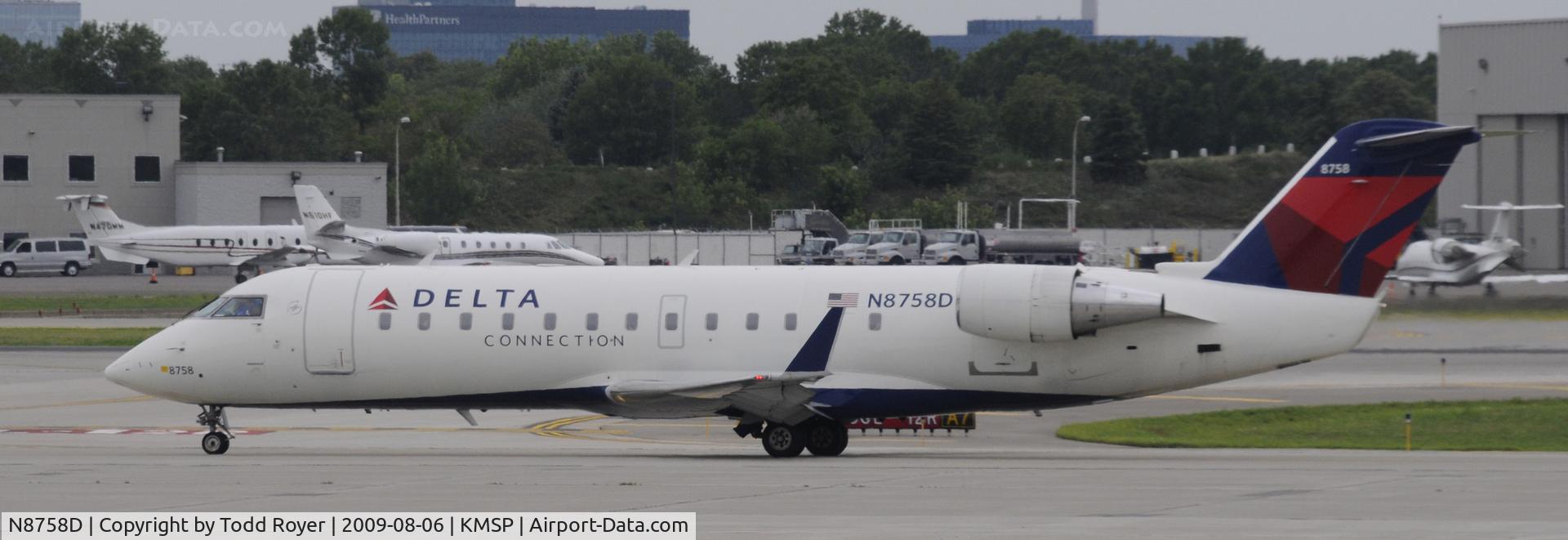 N8758D, 2003 Bombardier CRJ-200 (CL-600-2B19) C/N 7758, TAXI TO GATE