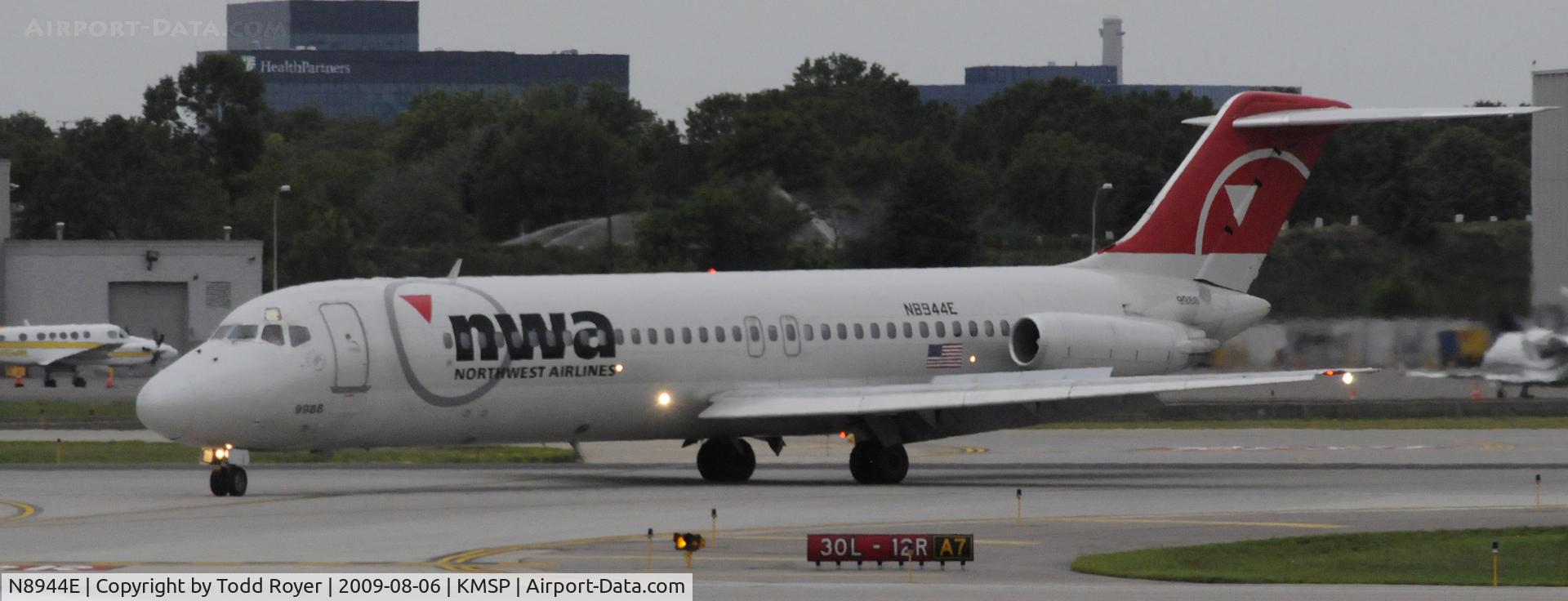 N8944E, 1968 Douglas DC-9-31 C/N 47167, TAXI TO GATE
