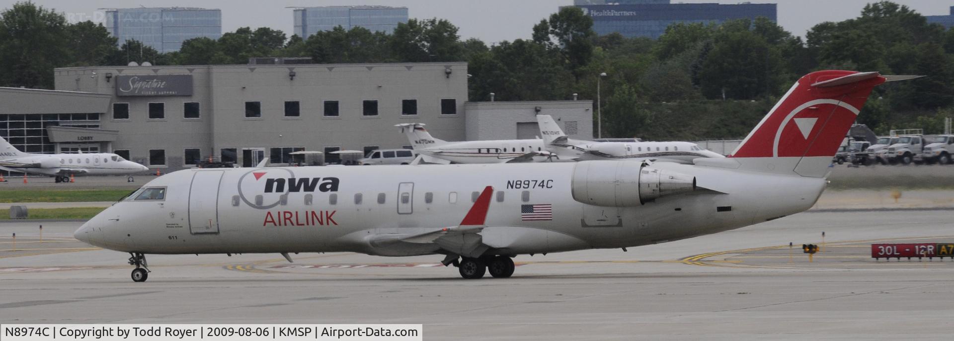 N8974C, 2004 Canadair CRJ-200LR (CL-600-2B19) C/N 7974, TAXI TO GATE